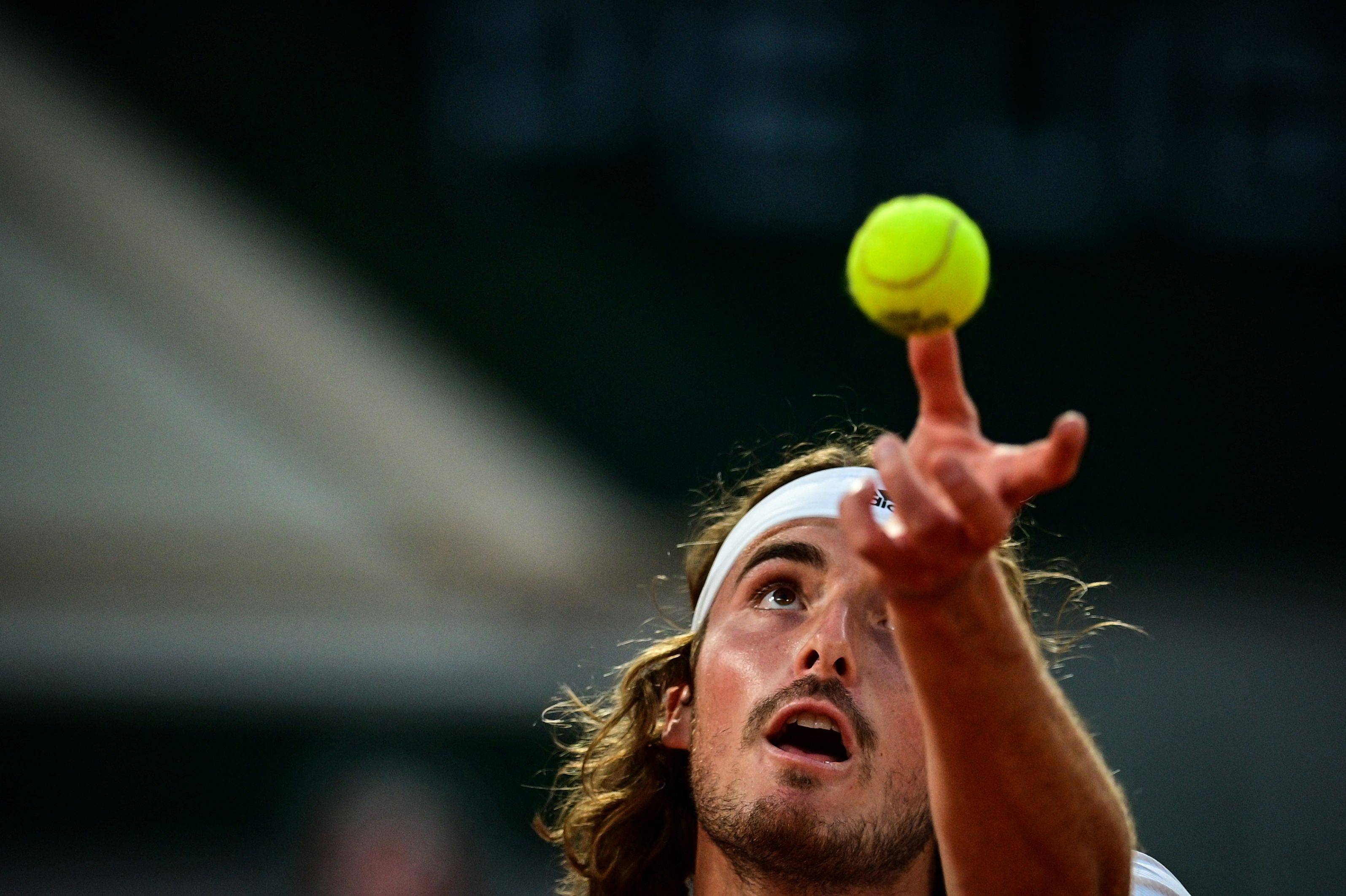 西班牙网球队绝地反击法国网球队，西西帕斯爆发神勇的简单介绍