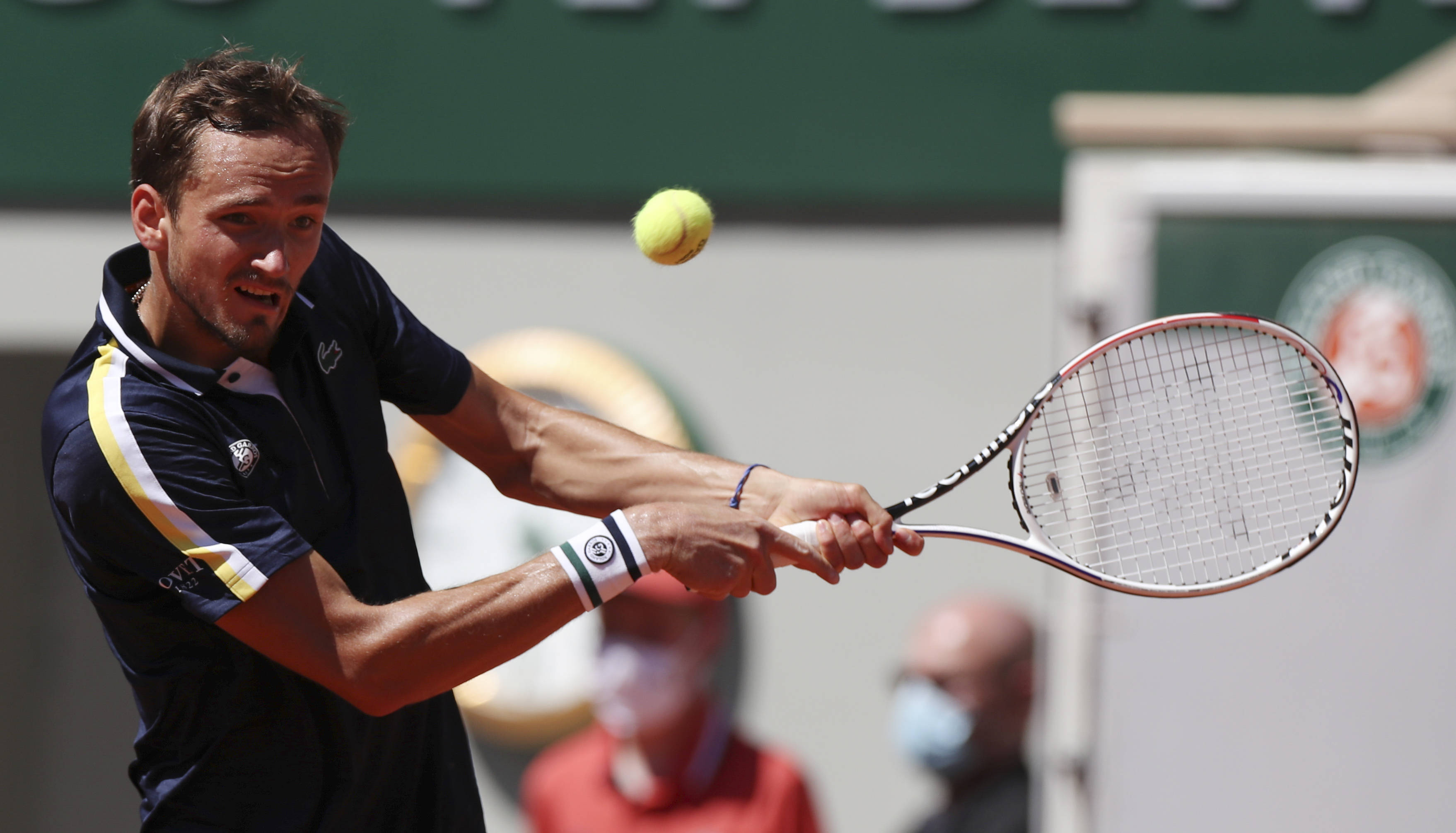 包含世界网球队轻取英国网球队，梅德韦杰夫关键制胜的词条