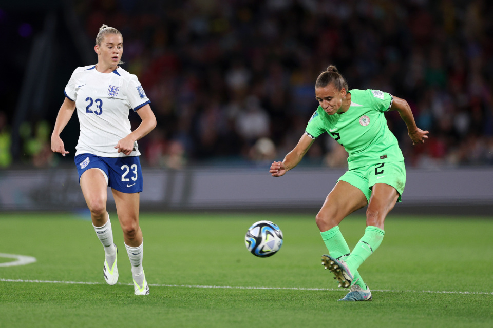 包含法国羽毛球队险胜英格兰羽毛球队，陶菲克制霸全场的词条