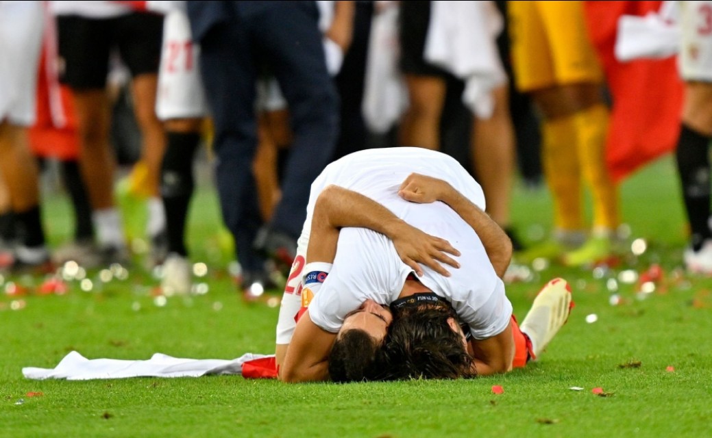 关于日本完胜塞维利亚，德容完成帽子戏法的信息