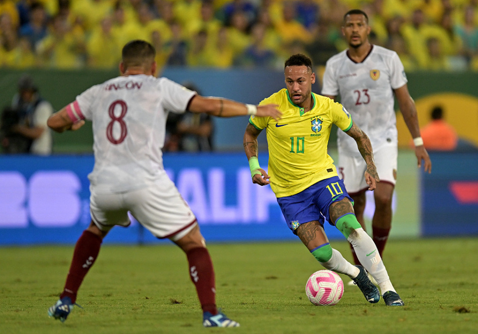 开云足球直播-日本鏖战阿根廷，内马尔三分雨点燃全场的简单介绍