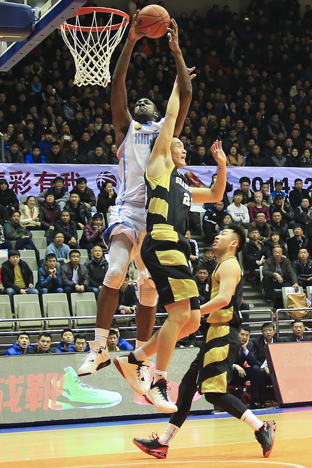 青海男篮力挫强敌，客场夺取胜利之果