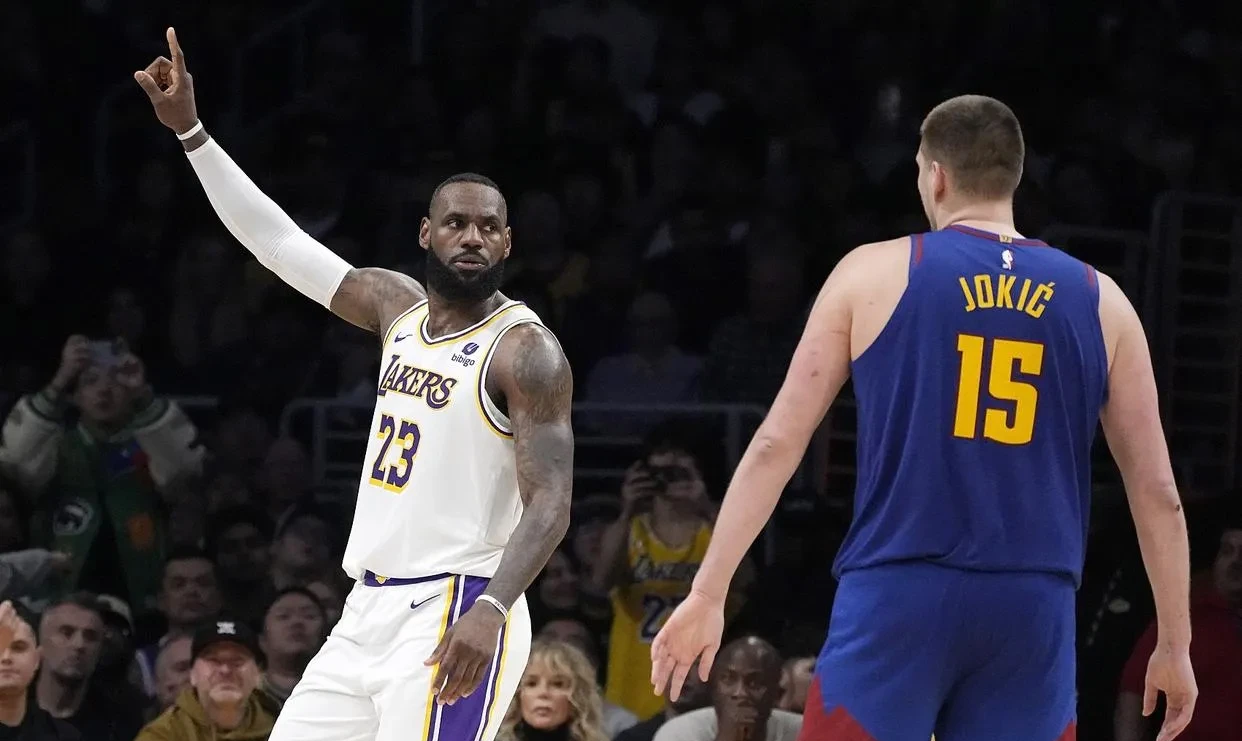 包含湖人核心再次亮相，全力以赴吞噬对手的词条