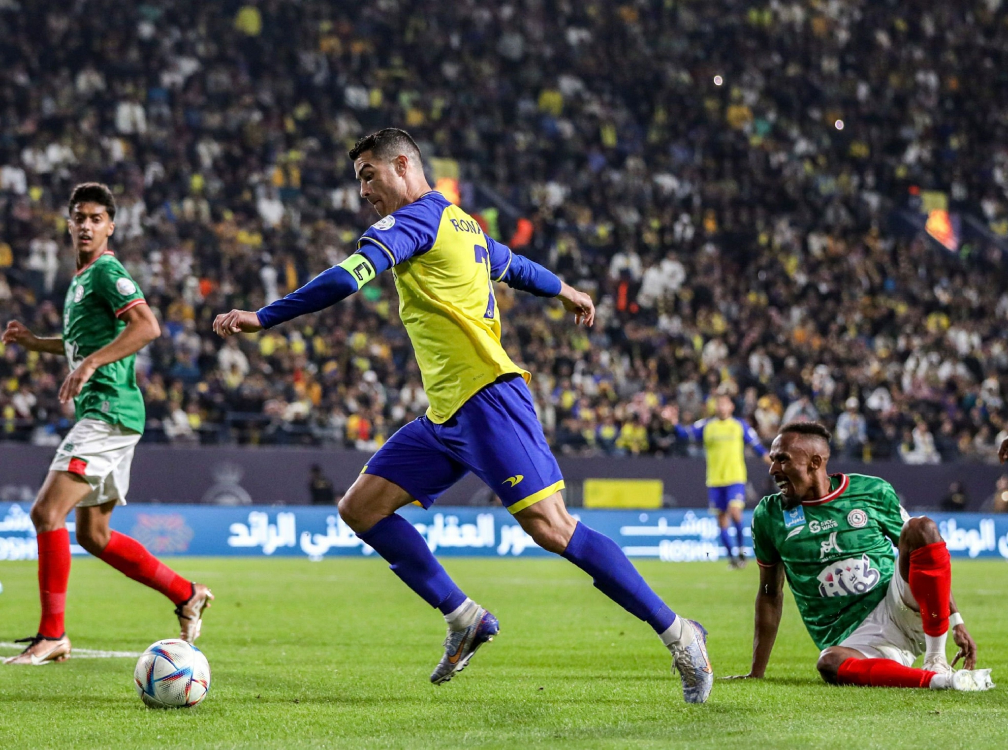 比赛精彩纷呈，球队表现抢眼赢得胜利的简单介绍