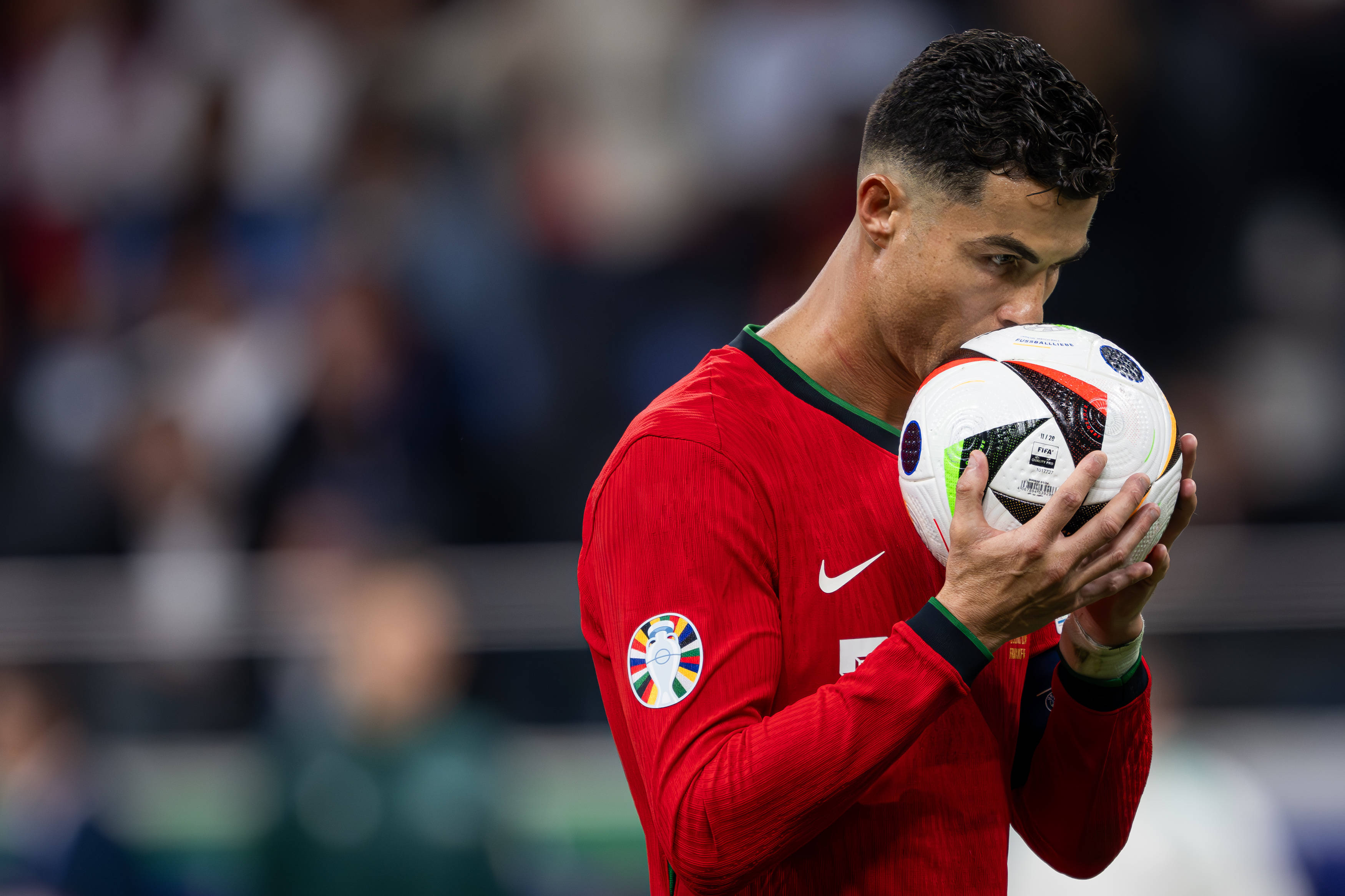 传奇巨星再次崭露头角，为球迷带来惊喜的简单介绍