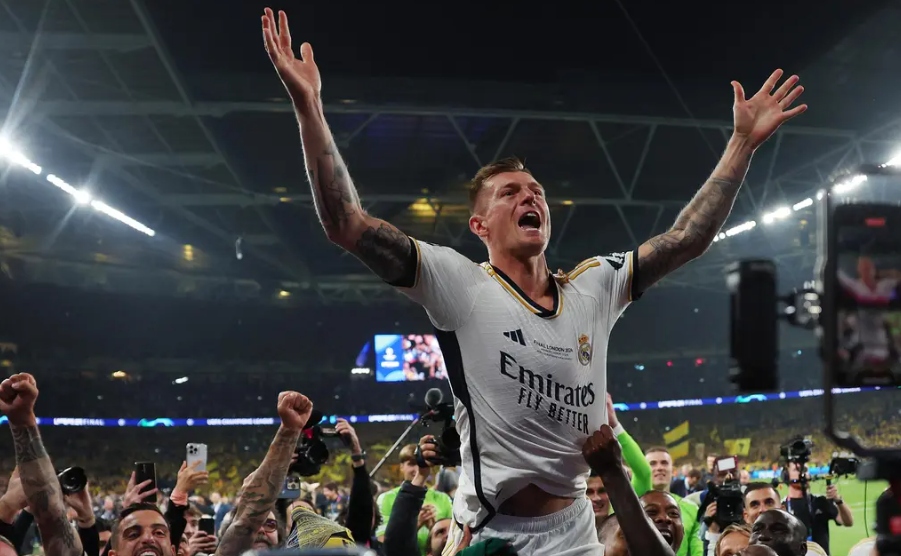 包含皇家马德里中场克罗斯连续两场比赛贡献助攻的词条